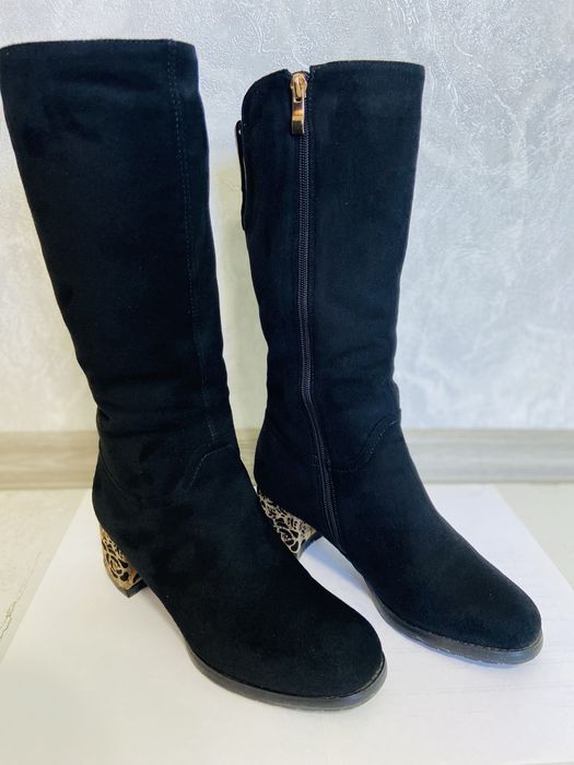 Продаются замшевые сапоги