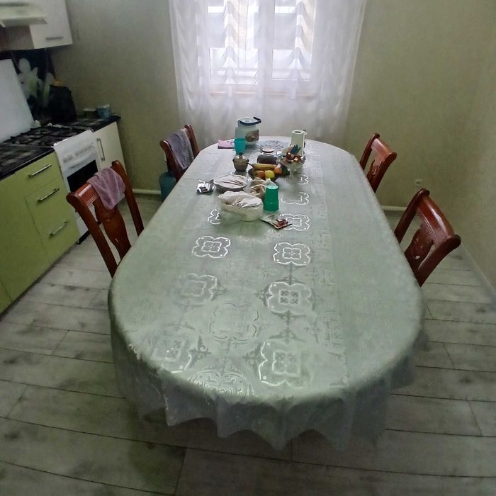 Продам кухонный стол со стульями