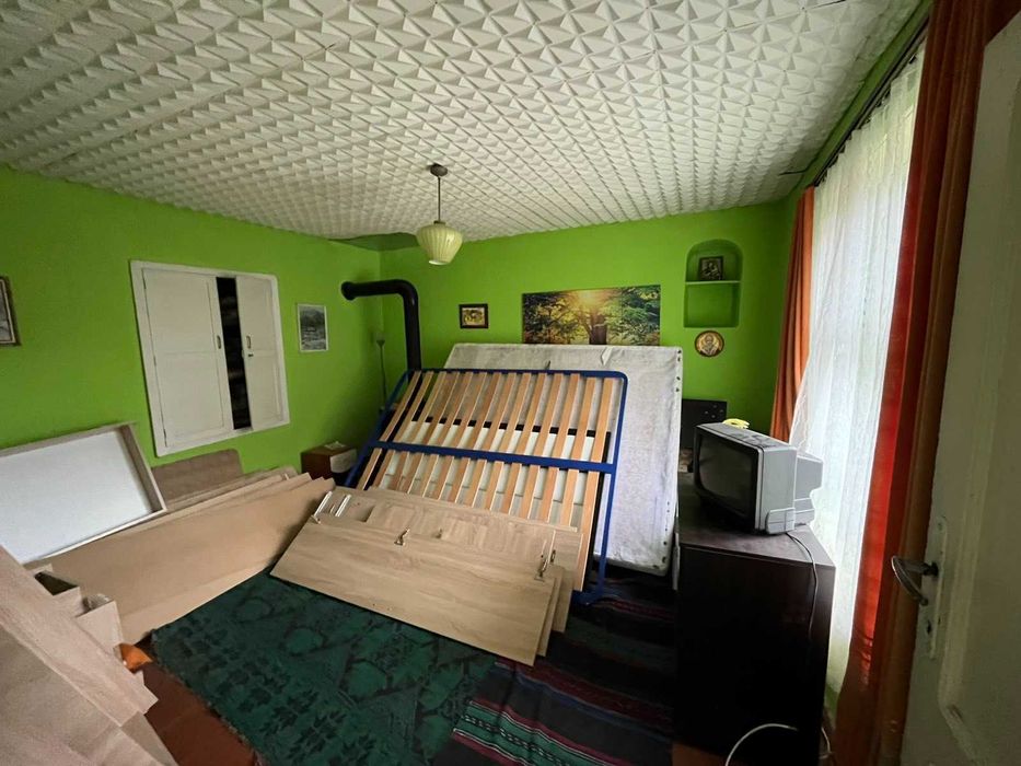 Къща с просторен двор за продажба в с. Средногорово