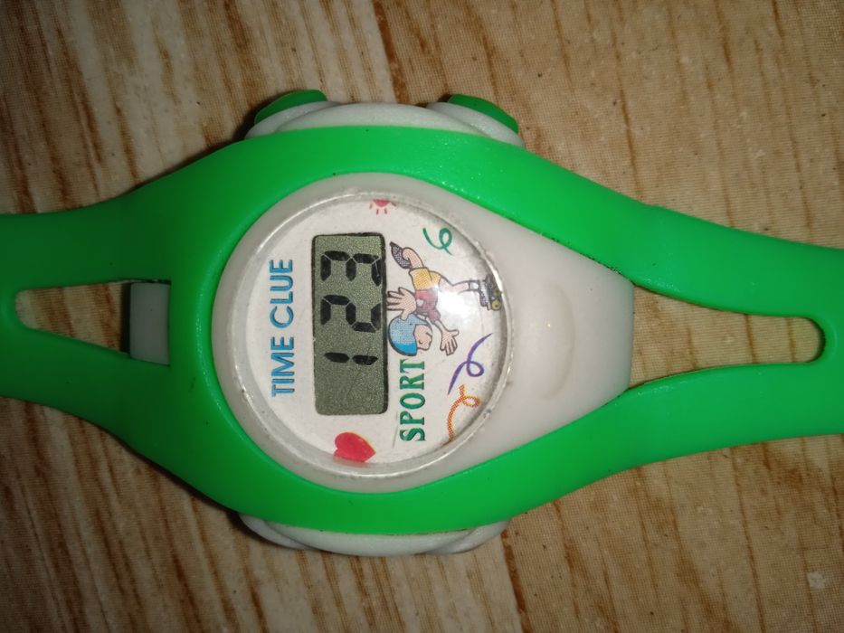 ПРОДАМ детские НАРУЧНЫЕ ЧАСЫ ! Зеленые. Электронные. Идут от батарейки