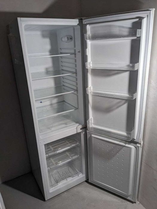 Продавам хладилник Midea с долен фризер 175см