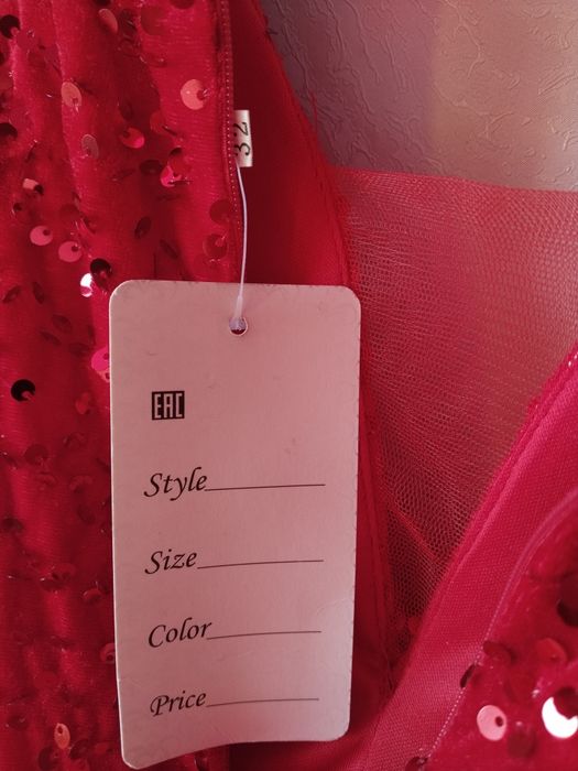 Продаю платье красное, новое