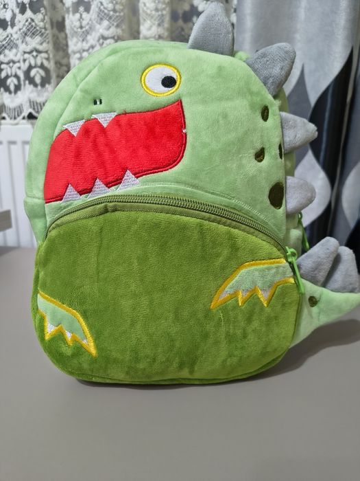 Ghiozdanel cu dinozaur