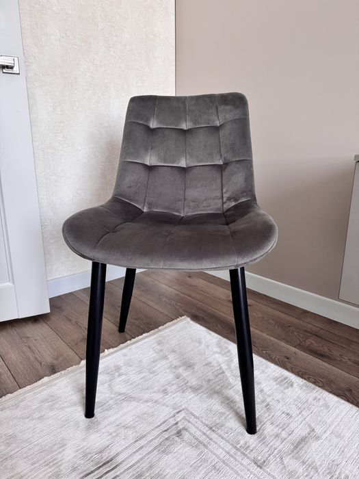 Продаю срочно 6 новых стульев