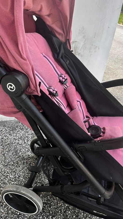 Продавам лятна бебешка количка Cybex розова на цвят