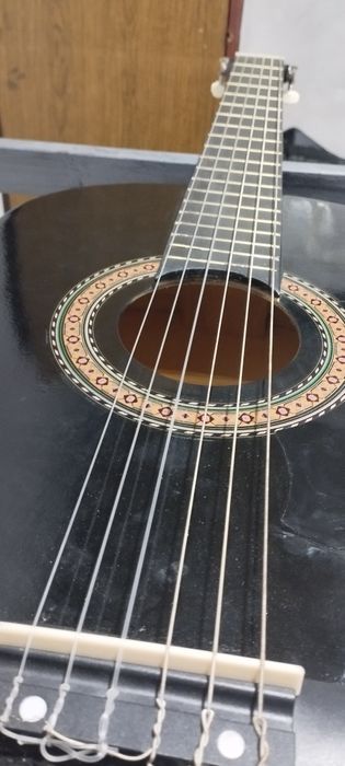 Klassichiskiy gitara  sotiladi