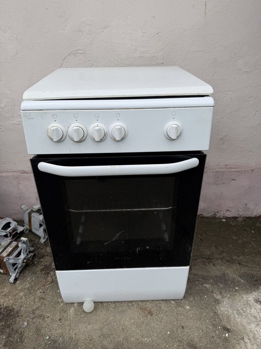 Vand aragaz cu patru ochiuri