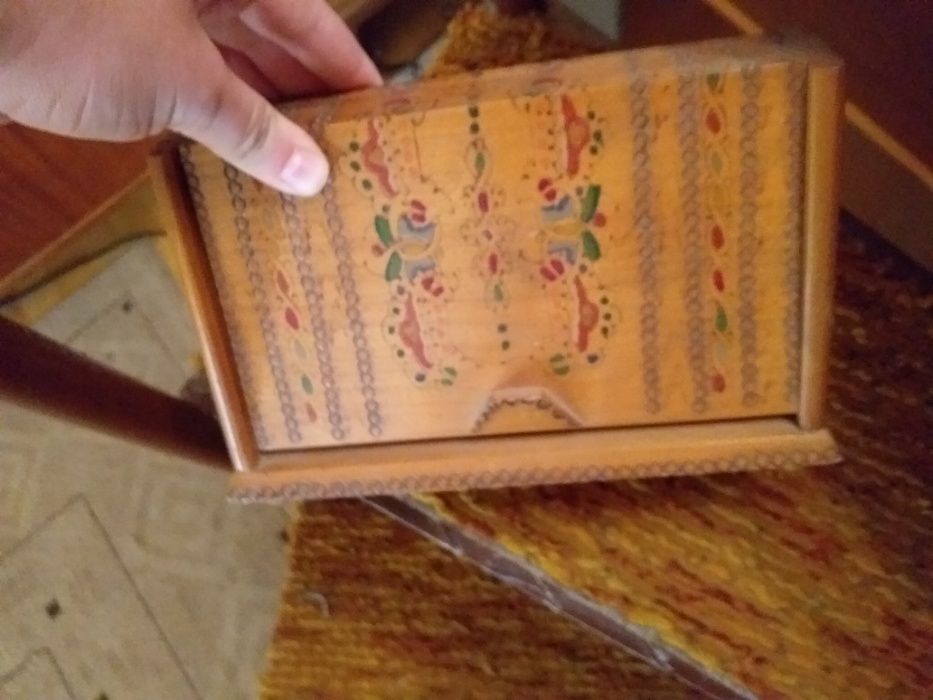 Дървена кутия с дърворезба, свирукащи птичета, моливник