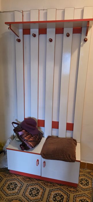 Mobila hol: Dulap, cuier si bancuta de depozitare încălțăminte.