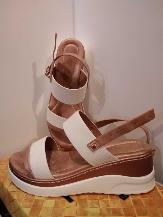 Сандали с платформа