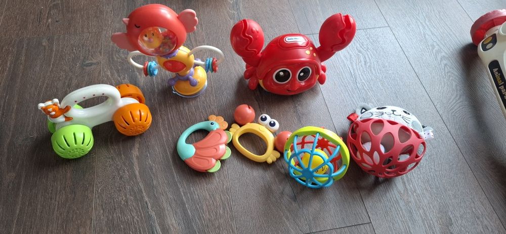 Лот играчки, кубче, уолкър и дрънкалки
