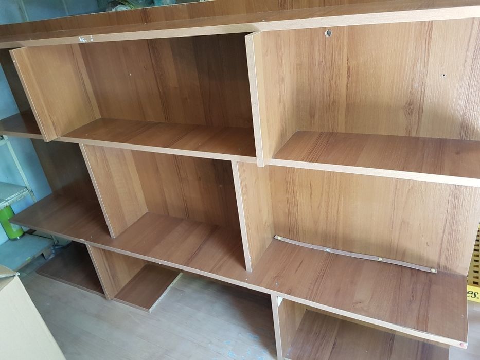 Продавам  голям дървен рафт,за окачване на стена