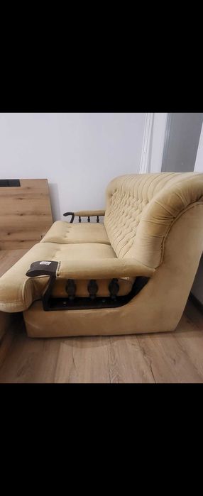 Продавам масивен диван