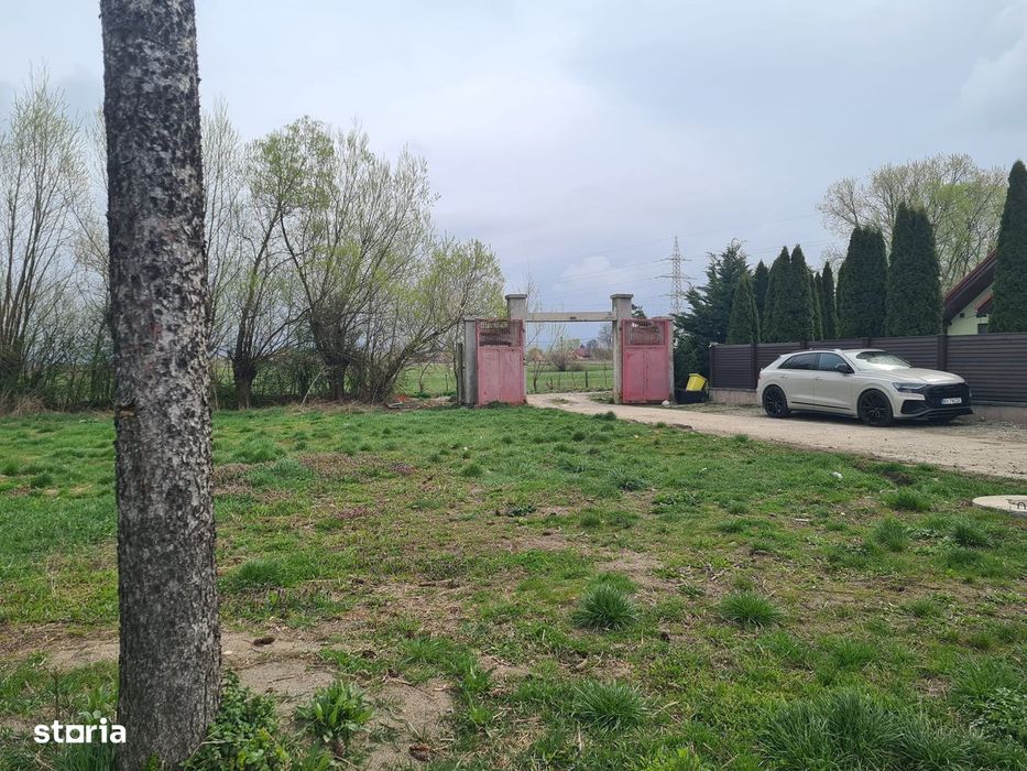 Teren ingradit cu utilitati trase in fata terenului!