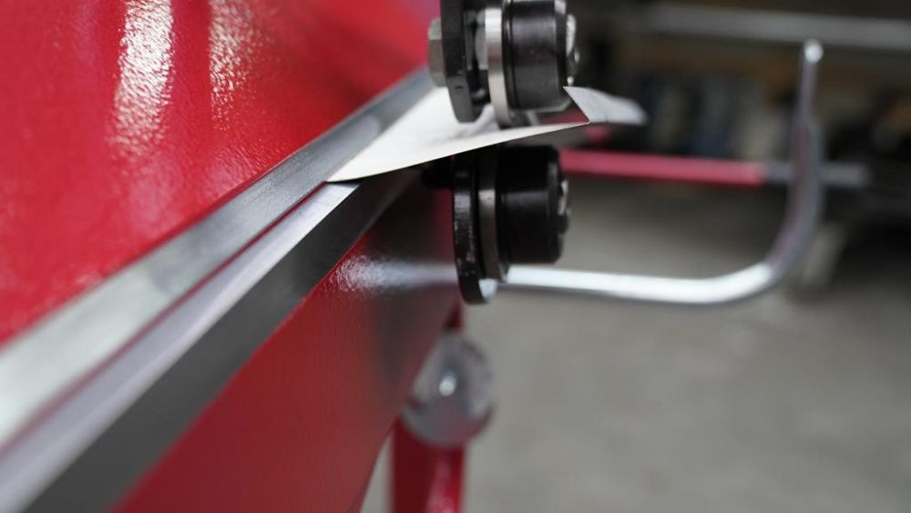 Abkant 2,14T/0,8 contine: role taietoare si dispozitiv pentru falca