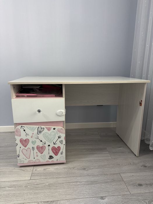 Продам комплект детской мебели (шкаф, кровать, стол письменный, комод)
