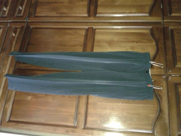 Нов тъмно сив от дуб. коприна костюм48н.