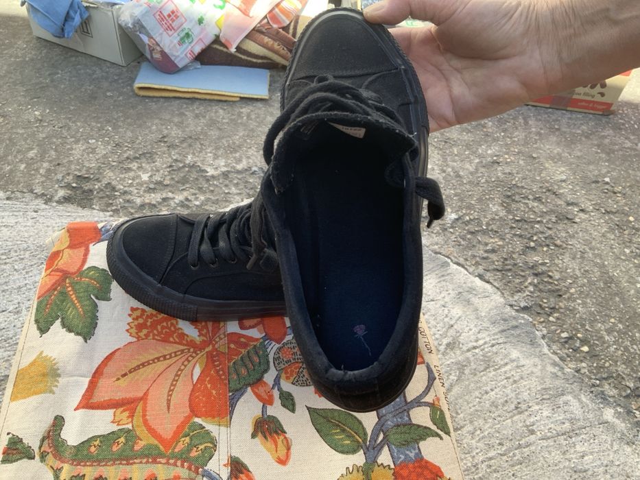 Pantofi sport de dama culoare neagra i stare foarte buna
