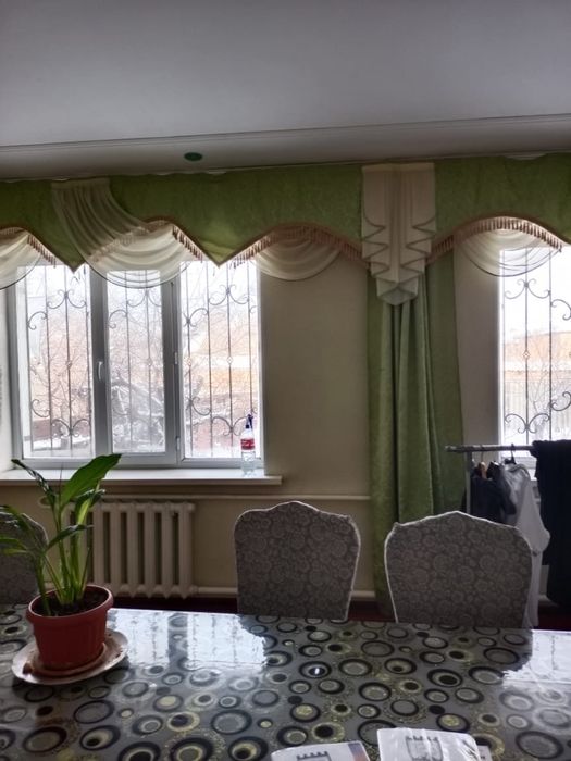 Стол стульями вместе