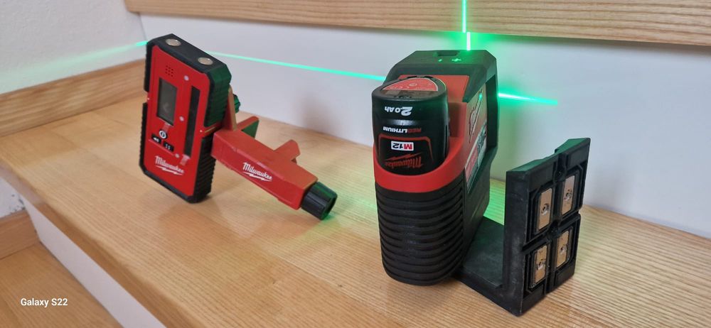 Milwaukee nivela cu linii -punct