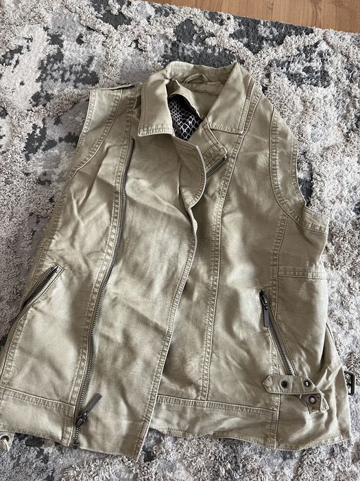 Две куртки и жилетка