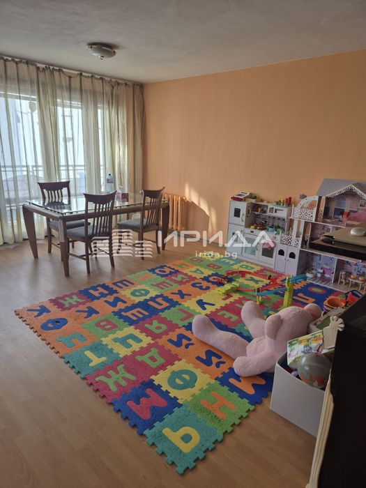 Просторен тристаен апартамент в идеален център