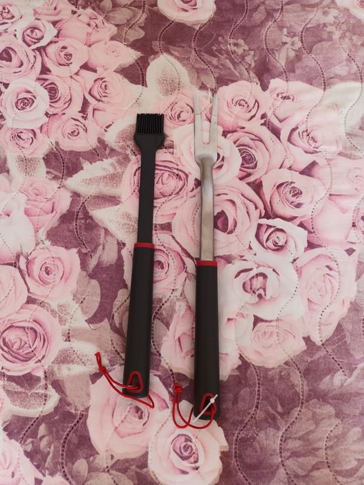 Вилица за грил+четка за мариноване.Комплекта 3,50 евро.