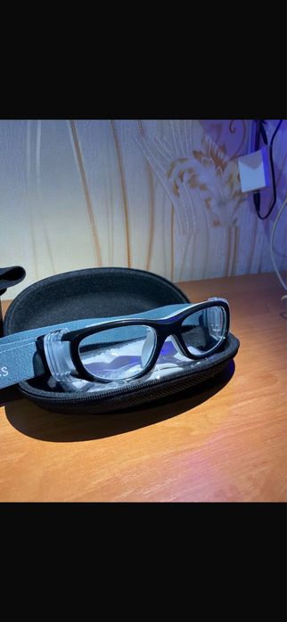 Спортивные очки.