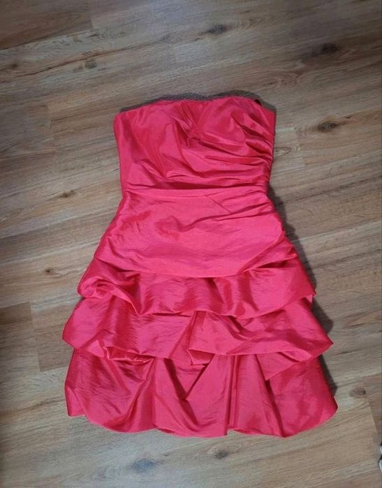 Rochie roșie de satin, cu aspect lucios și elegant