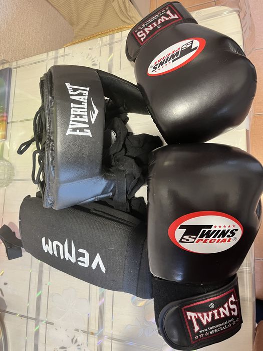 Боксеркие перчатки шлем