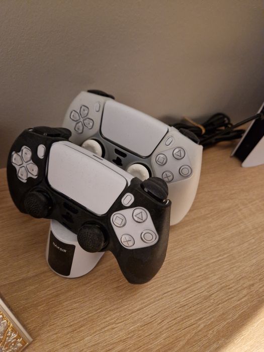 Vând PlayStation 5 Slim Digital 1tb, 2 controllere + cadou