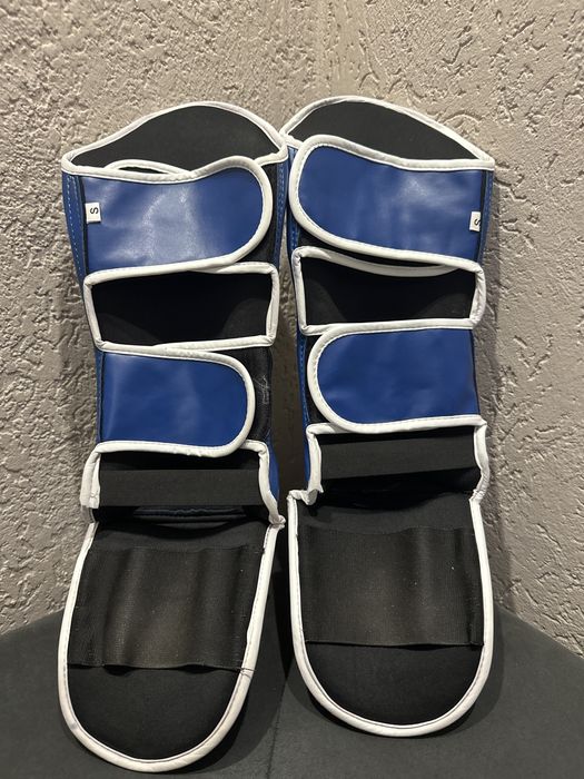 Кикбоксови ръкаваици и наколенки за кик бокс