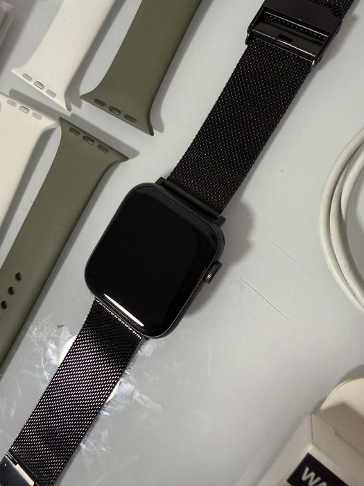 Apple Watch Series 5 44mm + 5 Каишки и МНОГО Аксесоари