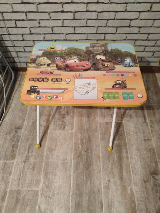 Детский стол очень качественный и прочный