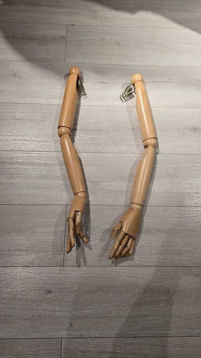 Manechine dama din fibra de sticla cu maini din lemn si tesatura in