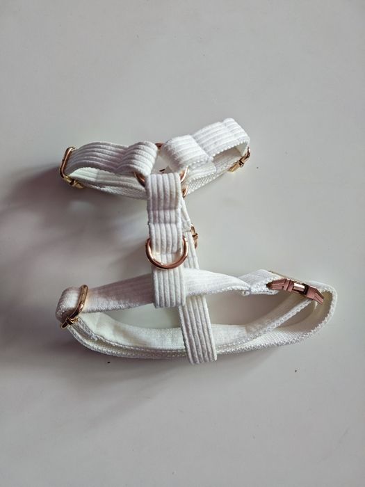 Нагръдник за куче бяло и златно, размер S