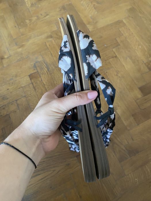 Sandale oysho cu legare pe picior