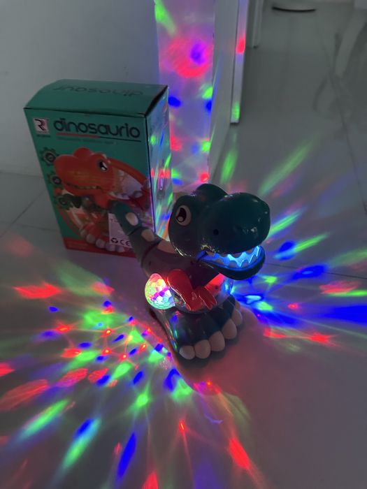 Dinozaur cu lumini si sunete