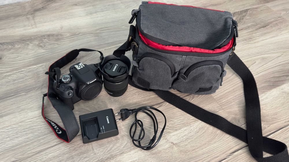 Aparat Foto DSLR Canon EOS 2000D + Obiectiv 18-55mm IS II – Stare Excelentă