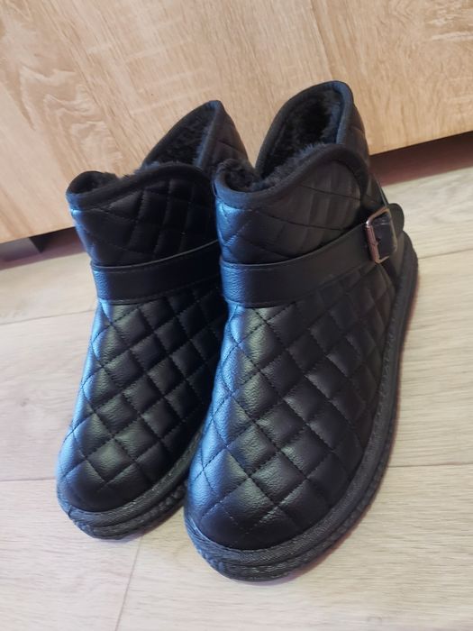 Продам угги новые