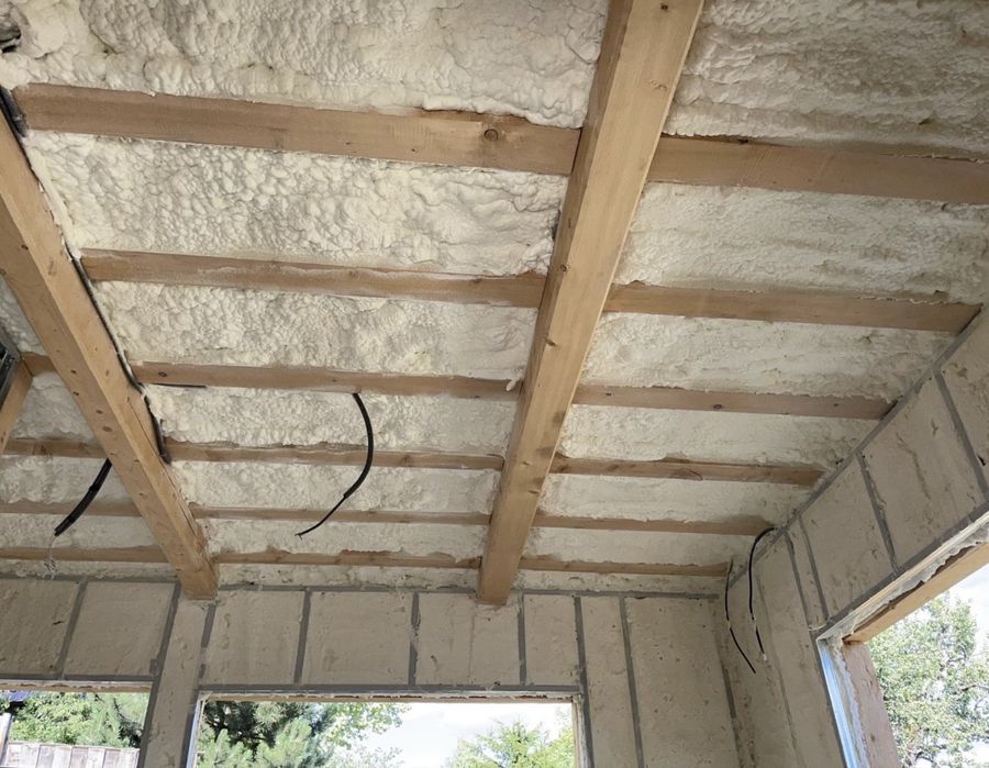 Executam izolații spuma poliuretanică