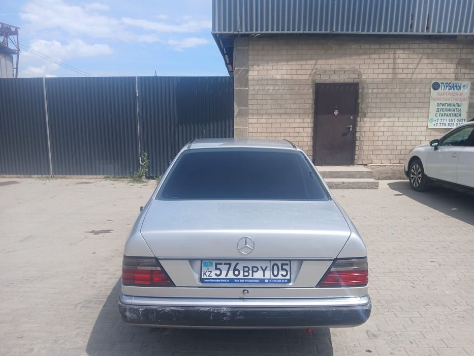 MERCEDES-BENZ  124 e 300.