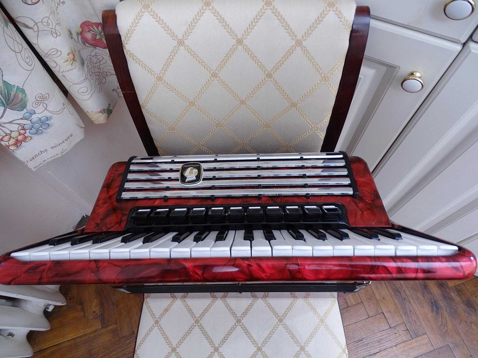 Акордеон Велтмайстер Консона 96 баса