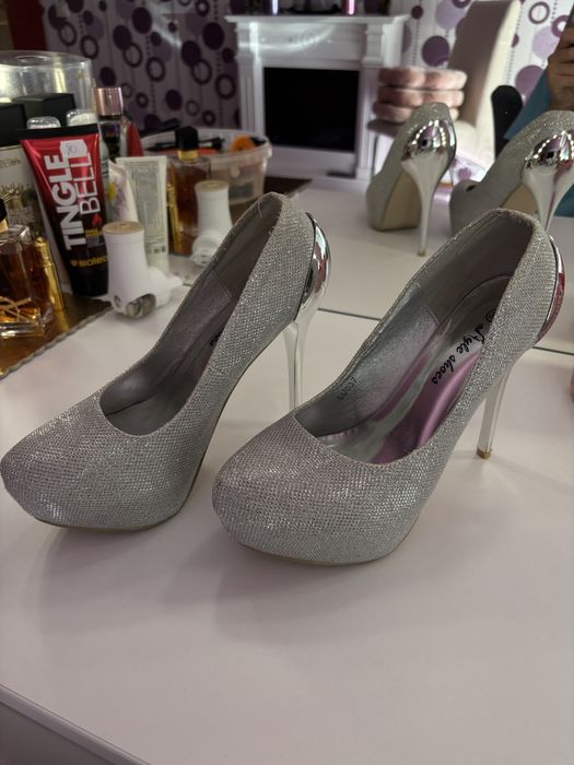 Vând pantofi cu toc