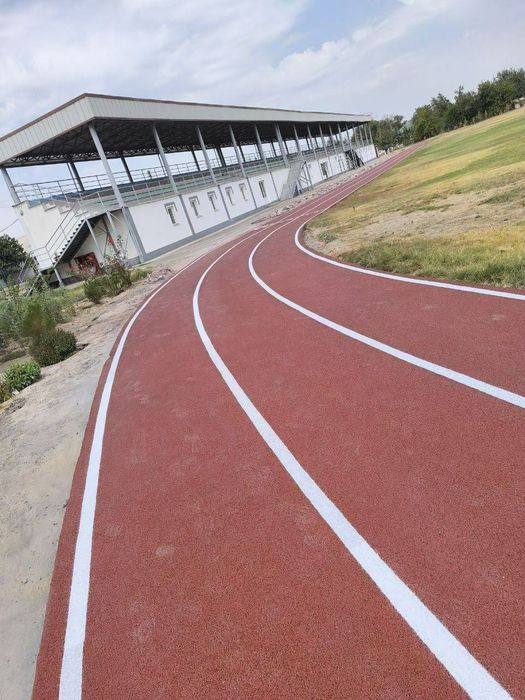 Резиновое покрытие й спортивный устройство