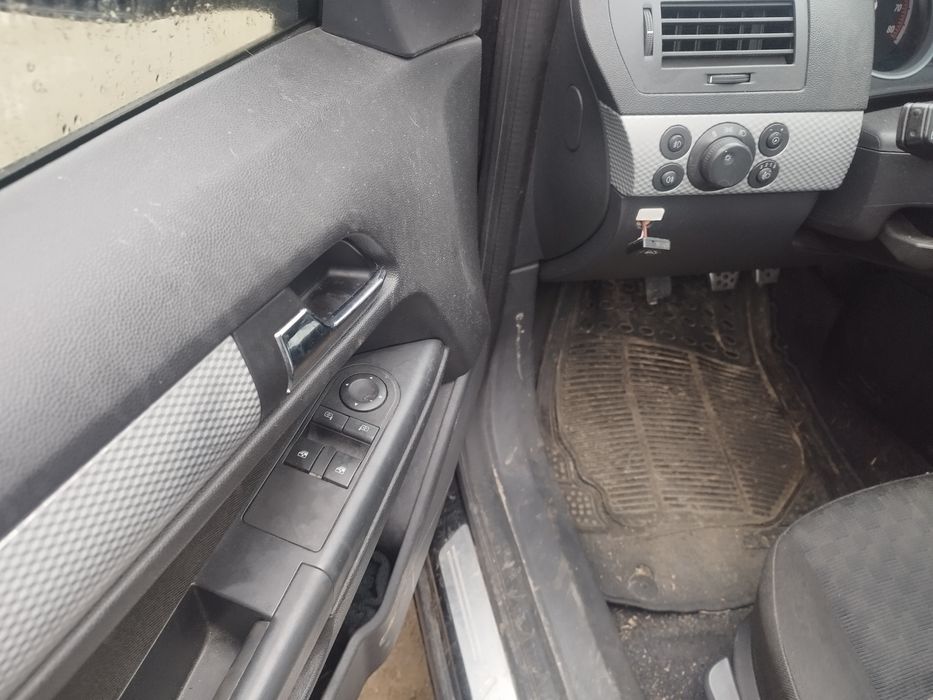 Bara capota far Opel Astra H 1.6 dezmembrez dezmembrari