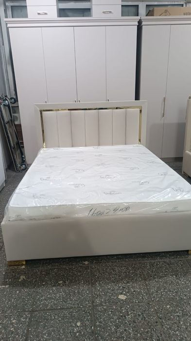 Кровать без матраса и матрасах