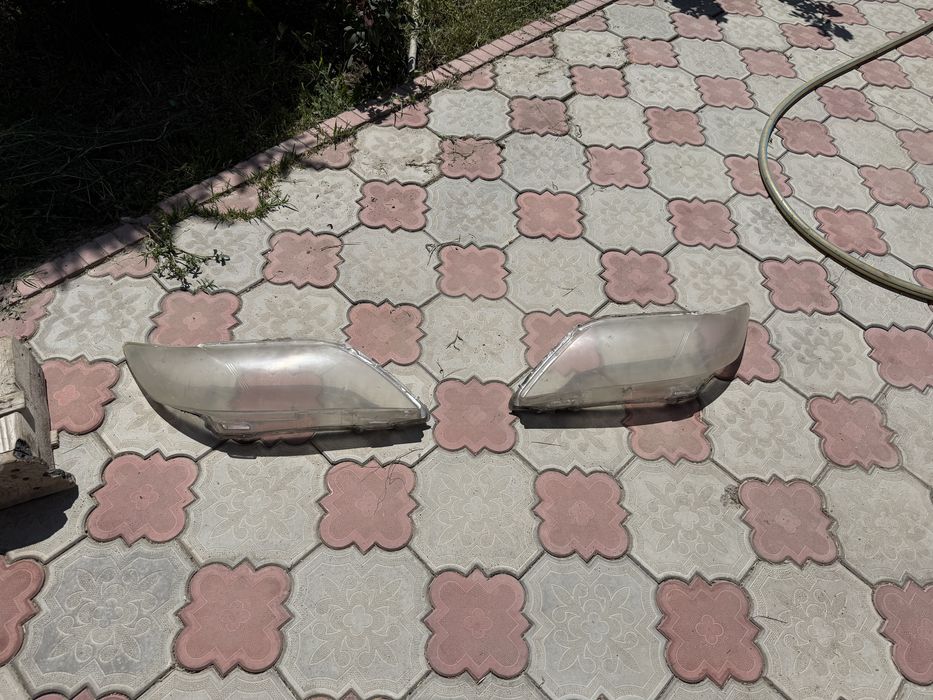Стекло фары на камри 40