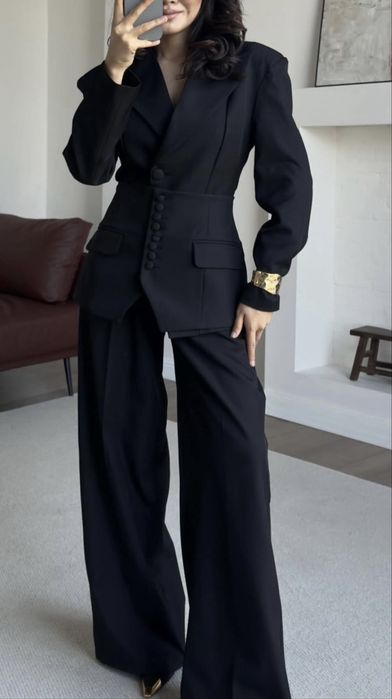 Костюм приталенный с баской