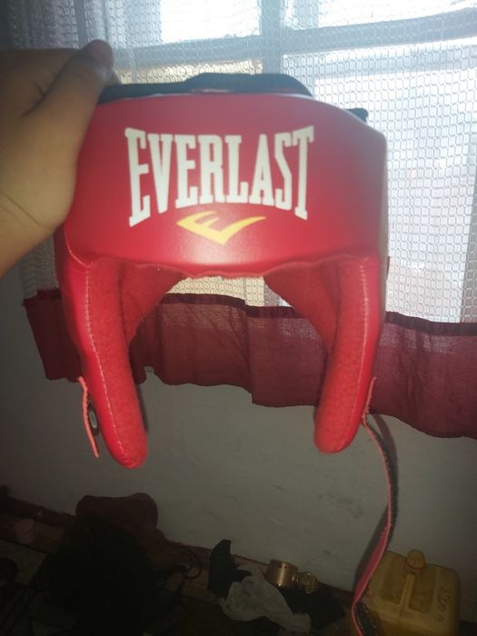 Продаётся шлем EVERLAST новый в хорошом состоянии